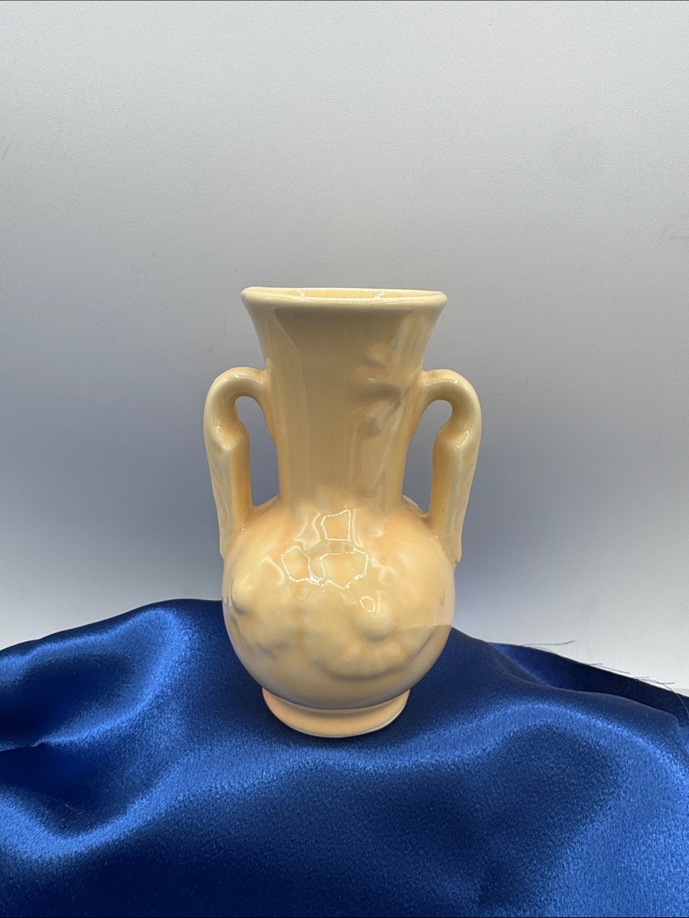 Shawnee pottery embossed daisy urn style vase. MCM